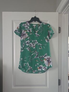 Floral Short-Sleeve V-Neck Top in Green Xs